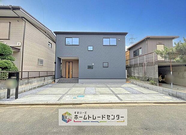【前面道路含む現地写真】長期優良住宅とは、設備や広さなどの条件を満たし、将来にわたって長く住み続けられると国から認められた住宅のことです。減税や保険料、住宅ローン金利の優遇など嬉しいメリットもたくさん♪