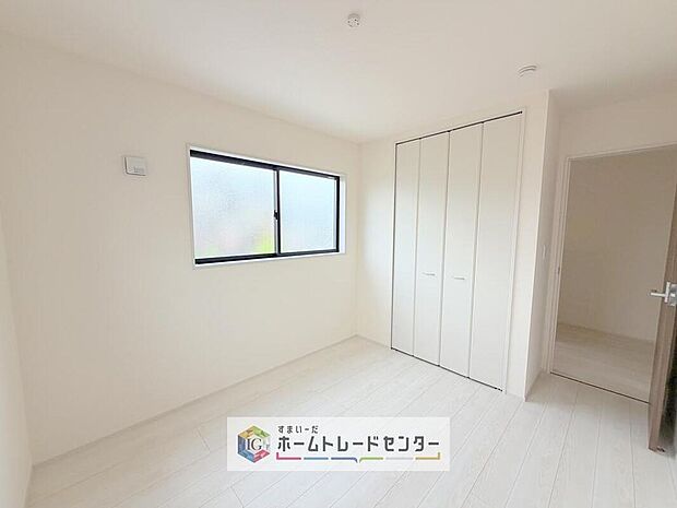 【リビング以外の居室】各居室に収納を完備しております。収納が豊富な住宅は居室空間がしっかりと使えるので暮らしやすさが断然に上がります。荷物をを気にすることなく家具の配置をお好み通りにできるのも大きな魅力です。