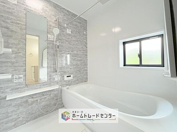 【【浴室】】一坪タイプのユニットバスは、足をしっかりと延ばして一日の疲れを癒すことが可能です。浴室暖房乾燥機も完備しておりますので、カビの心配が無いのはもちろん、雨の日のお洗濯物はお風呂で乾かせます。