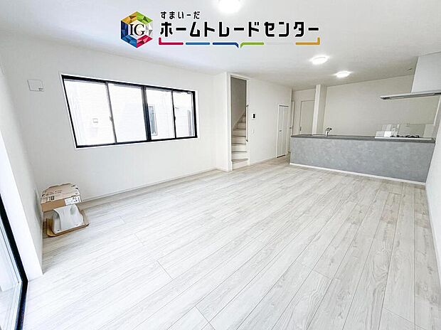 【リビング】縦長で奥行きのあるリビングは、家具の配置がしやすく使い勝手が非常に良いです。特にソファを配置した時にその便利さがお分かりいただけると思います。ゆったりと、くつろげる場所でなくてはならないと考えています