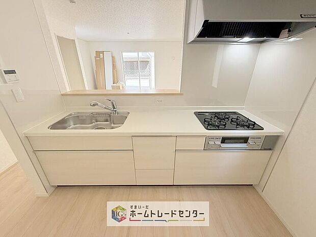 【【システムキッチン】】見栄えもよくお手入れもスムーズに出来ます。豊富な収納力もございますので、キッチンスペースをスッキリとお使い頂けそうです。