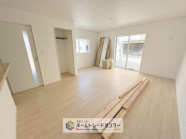 【リビング】複数の方角から部屋へ日光を採り入れることができるため、一日を通して陽当たりが良く部屋が明るくなります。今の時代に欠かせない換気も良好です!