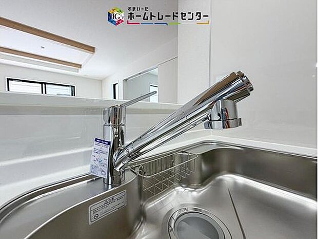 【【浄水器】】浄水カートリッジ内蔵で場所を取らずに見た目もスッキリ。ノズルはシャワーヘッドになっておりお掃除も楽々です。