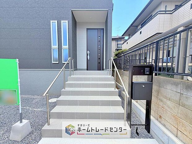 【玄関】駐車場横のアプローチを上がると、木目調の高級感のある玄関ドアがございます。玄関を開けると広々とした空間と収納も目の前に!玄関が広い家は入った瞬間から気持ちが良いです。ぜひご自身で確かめて見て下さい。