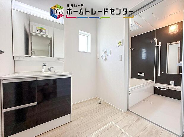 【【洗面台・洗面所】】合わせ鏡が可能な3面鏡です。朝の忙しい時間でもの身だしなみのチェックもここだけで完結できます。もちろん鏡の後ろは充分な収納力を持った収納となっており、視界に入る部分はスッキリと片付きます。