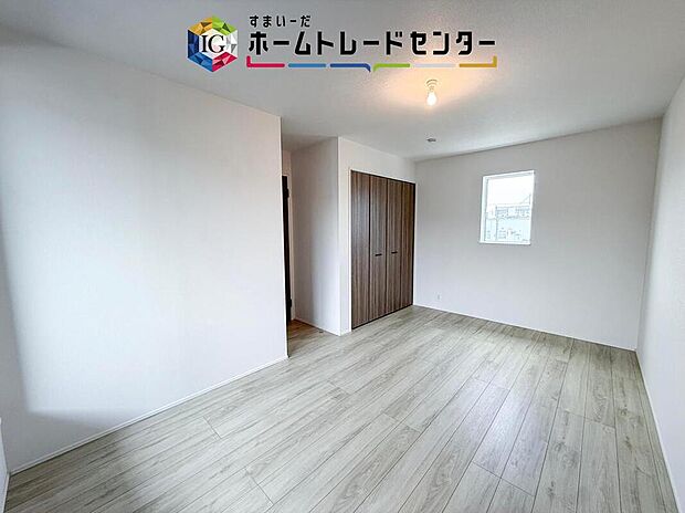 【リビング以外の居室】各居室に収納を完備しております。収納が豊富な住宅は居室空間がしっかりと使えるので暮らしやすさが断然に上がります。荷物を気にすることなく家具の配置をお好み通りにできるのも大きな魅力です。