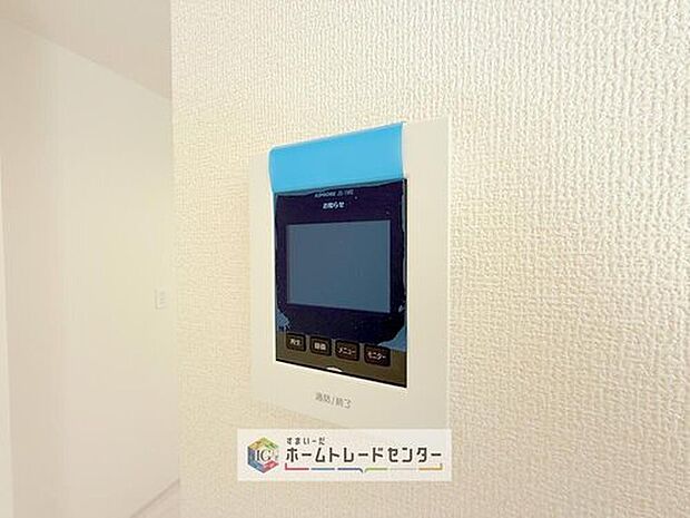 【【TVモニター付きインターホン】】録画機能もあり、どのような人が何時に来訪されたのかが分かります。防犯上はもちろん、お届け物などの把握にも便利です。ライトが付いているので、夜間でも安心です。