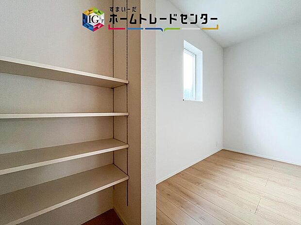 【収納】キッチン後ろのフリースペースは稼動棚付きです。洗面所やキッチンが近いので家事スペースやパントリーなど多彩な使い方ができます。