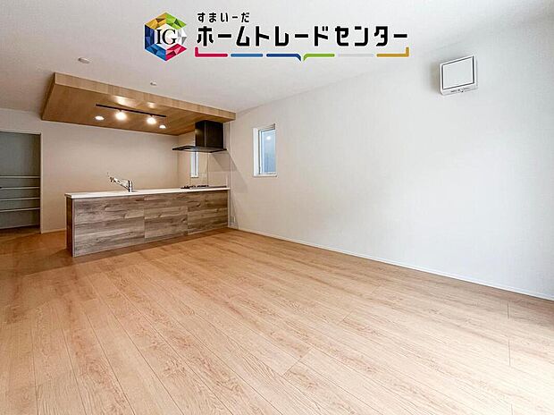 【リビング】リビングから家事動線を見たイメージです。キッチンの横に、洗面所、浴室がございます。動線を広くとておりますので、お料理をしながらお洗濯、更にお風呂に入っている家族がいてもスムーズに行き来できます。