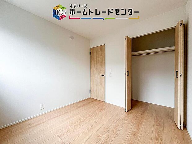 【リビング以外の居室】2面採光の洋室です。窓からの眺望もよくなり視界が広いので、部屋にいても飽きません、そしてもちろん大切なのは明るさと風通し、明るい日差しと心地よい風で自分のお部屋でくつろげる贅沢をご提供します。