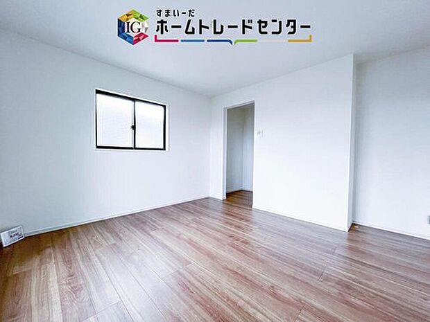 【洋室】主寝室は8.8帖、お子様がまだ小さいご家庭なら2階のお部屋はここだけでいいかもしれません、もちろんウォークインクローゼットがついておりますので、荷物に悩まされることなく、好きに家具の配置ができます