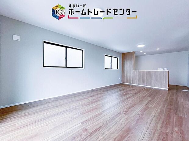 【リビング】対面キッチンの前にダイニングテーブルを置き、手前側がリビングスペースになるかと思います。広く奥行きがありますので、ダイニング、リビングの各スペースの役割をしっかり分けて確保していただけます。