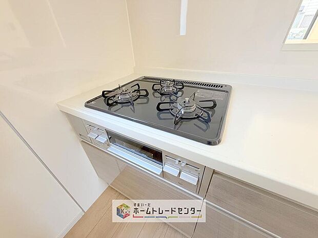 【【3口コンロ】】同時調理に強い3口コンロを採用。炒める・煮る・茹でるを一度に進められ、朝夕の支度がスムーズ。家事時間をぐっと短縮できます。