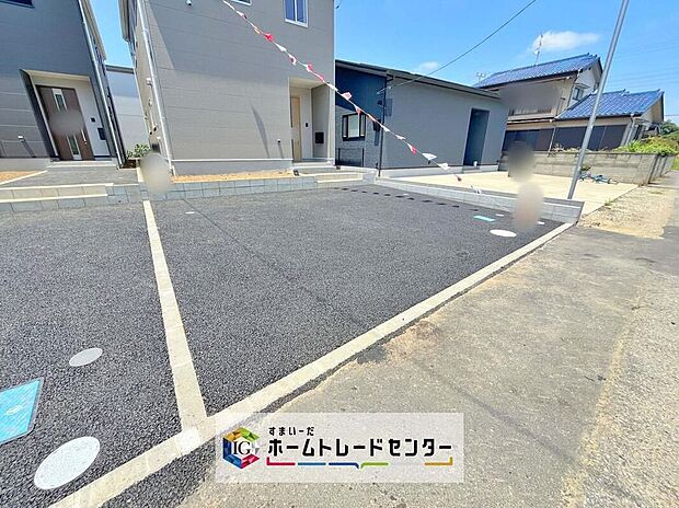 【【敷地内駐車場】】目の届きやすい場所に駐車場があるので安心感があります。また、荷物をたくさん持った状態でも車を降りてすぐ建物内に入ることができ、子どもを持つファミリー世帯にもおすすめです。
