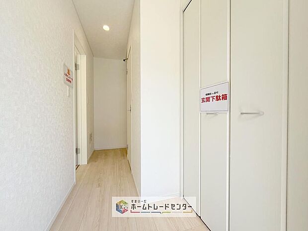 【玄関】玄関に備え付けのシューズボックス。大容量の収納力でご家族の履物もすっきり収納できます♪片付けが楽になる豊富な収納は、日々のストレス軽減にもつながります。