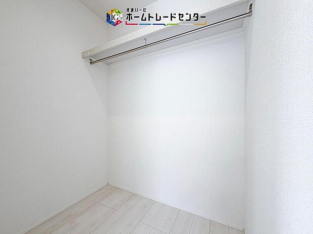 【収納】衣類をまとめて収納しやすいウォークインクローゼットです。ハンガーパイプ付きで整理しやすく、季節物まで見やすくしまえるのがうれしいポイントです。