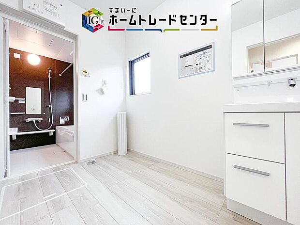 【【洗面台・洗面所】】洗面所にしっかりとしたゆとりを持たせることで、普段の生活の快適さにつながります。朝の準備に洗濯物の取り回し、浴室出入りや着替えなど、機能性が求められる場所です。しっかりとした広さを確保しております。