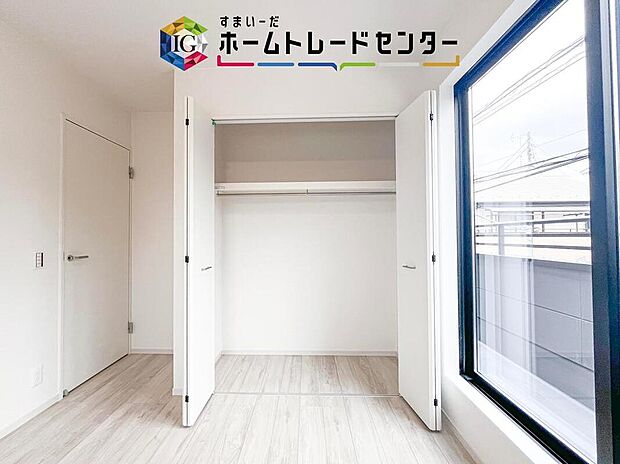 【収納】収納スペースを使って日用品や季節物をまとめれば、居室へ物が広がりにくくなります。帰宅後のバッグや普段使わない物にも置き場所を決めやすく、掃除や片付けを日常の流れに取り入れやすいです。