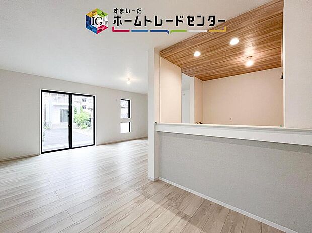 【リビング】リビングには家族それぞれの居場所をつくりやすく、お子さまが遊ぶそばで大人がくつろぐ時間も自然に生まれます。料理中も声が届きやすく、平日の夕方から夜まで家族の気配を感じながら過ごせます。