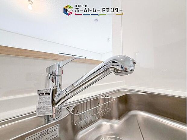 【【浄水器】】浄水カートリッジ内蔵で場所を取らずに見た目もスッキリ。ノズルはシャワーヘッドになっておりお掃除も楽々です。