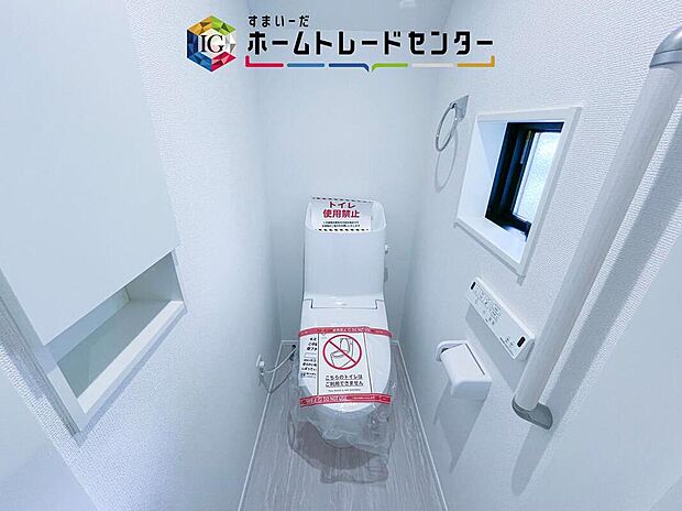 【【トイレ】】暖房機能の付いた便座は冬の寒い日にはあって良かったと本当に思います。もちろん快適で清潔なシャワー機能は標準で備えています。スペースも広くとっているので普段のお掃除もしやすいトイレスペースです。