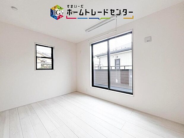 【リビング以外の居室】洋室は、寝室やお子さまの個室など家族に合わせて使いやすい空間。ベッドやデスクを置きながら暮らし方に合った部屋をつくれ、成長や生活スタイルの変化にも対応しやすい一室です。将来の使い分けにも便利です。