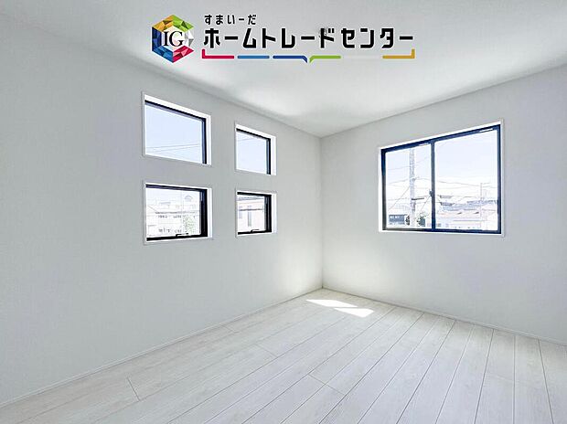 【洋室】2面採光の洋室です。窓からの眺望もよくなり視界が広いので、部屋にいても飽きません、そしてもちろん大切なのは明るさと風通し、明るい日差しと心地よい風で自分のお部屋でくつろげる贅沢をご提供します。