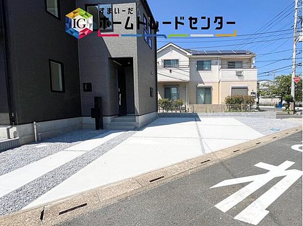 【【カースペース2台】】カースペースが2台分ございますので、家族分の自転車を駐輪したり、急な来客用の駐車スペースとしてもお使いいただけます。