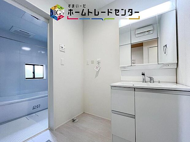 【【洗面台・洗面所】】合わせ鏡が可能な3面鏡です。朝の忙しい時間でもの身だしなみのチェックもここだけで完結できます。もちろん鏡の後ろは充分な収納力を持った収納となっており、視界に入る部分はスッキリと片付きます。