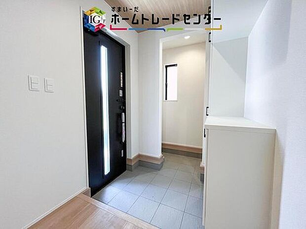 【【シューズインクローク】】ロングブーツやトレッキング靴もすっぽり収まる玄関収納。靴はもちろんベビーカーやお子さんの遊び道具なども置いていただけます。

