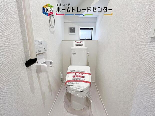 【【トイレ】】暖房機能の付いた便座は冬の寒い日にはあって良かったと本当に思います。もちろん快適で清潔なシャワー機能は標準で備えています。スペースも広くとっているので普段のお掃除もしやすいトイレスペースです。