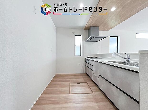 【キッチン】キッチンスペースは家族で作業が出来るよう広めにとりました。みんなで楽しくお料理をすれば、より美味しい食事が創れそうです。そしてお料理好きなお子様が育つかも、もちろん片付けもみんなでできます。
