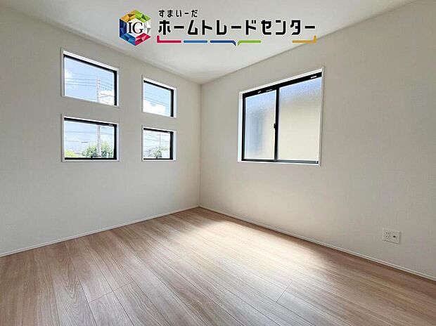 【リビング以外の居室】全居室2面採光です。光を取り入れやすのはもちろんですが、建物全体の窓の数も増えておりますので、換気性能に優れた物件です。窓を開ければ家中を気持ちの良い風が通り抜けます。