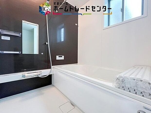 【【浴室】】浴室乾燥機付きの浴室は、雨の日や帰宅後の洗濯にも頼れる存在。湯船で一息つく夜の時間と、洗濯を進めたい実用面の両方を支えてくれます。外干ししにくい季節にも活躍する設備です。毎日の洗濯にも便利です。