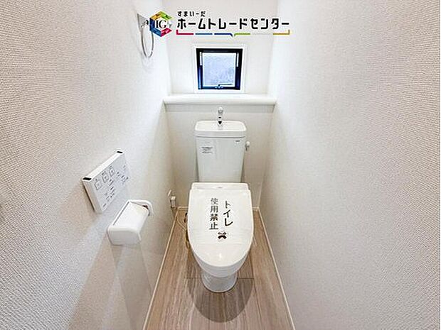 【【 トイレ】】暖房機能の付いた便座は冬の寒い日にはあって良かったと本当に思います。もちろん快適で清潔なシャワー機能は標準で備えています。スペースも広くとっているので普段のお掃除もしやすいトイレスペースです。