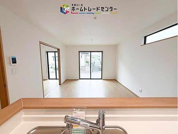 【リビング】リビングにはこだわって開口部を可能な限り多く設けました。日当たり、風通しを良くするのはもちろんですが、やはり人が集まる場所ですので、開放感が必要な場所だと思います。広々としたリビングをお楽しみください