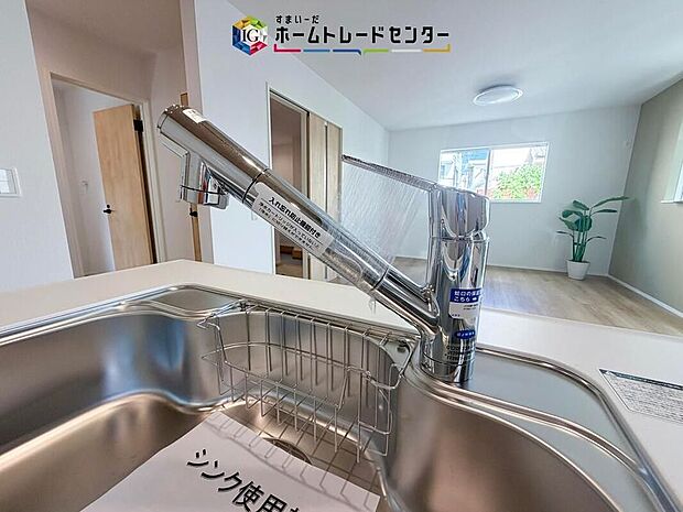 【【浄水器】】浄水カートリッジ内蔵で場所を取らずに見た目もスッキリ。ノズルはシャワーヘッドになっておりお掃除も楽々です。