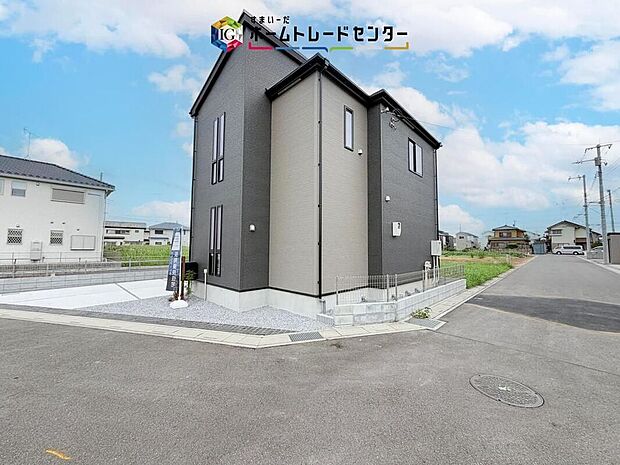 【現地外観写真】一戸建ての大きなメリットは、「自分の土地」を自由に使えること。好きなペットが飼えるほか、ガーデニングやDIY、車やバイクの手入れなど様々な趣味を楽しめます♪