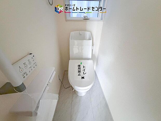 【【トイレ】】温水洗浄便座付きのトイレです。手洗い器やカウンターも備わっており、来客時にも使いやすく、毎日すっきり清潔に保ちやすい空間として活躍します。