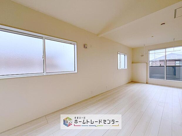 【リビング以外の居室】日当りの良さは写真でも充分に伝わるかと思いますが、開放感のある周囲にめぐまれたおかげで、風通しもとても良くなっております。ぜひ現地を見ていただき体感していただきたいポイントです。