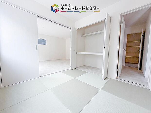 【リビング以外の居室】隣の洋室と行き来しやすく、場面に応じて空間を使い分けられる和室です。収納には布団や季節用品をまとめてしまえるため、来客時にも室内を整えやすく、客間や家族の休憩場所として活躍します。