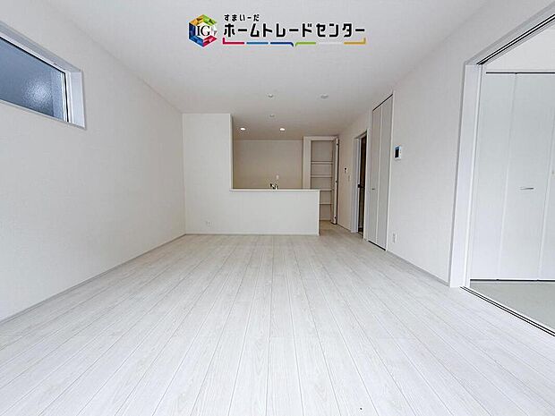 【リビング】縦長で奥行きのあるリビングは、家具の配置がしやすく使い勝手が非常に良いです。特にソファを配置した時にその便利さがお分かりいただけると思います。ゆったりと、くつろげる場所でなくてはならないと考えています