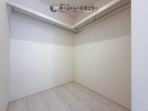 【収納j】お子様との思い出もたっぷりしまえるウォークインクローゼット。衣類だけでなく、鞄などの小物からスーツケースやレジャー用品などの大きな物までたっぷり収納出来ます。