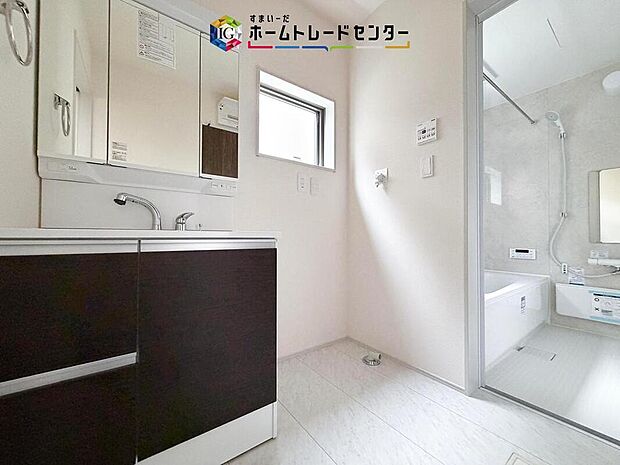 【【洗面所】】合わせ鏡が可能な3面鏡です。朝の忙しい時間でもの身だしなみのチェックもここだけで完結できます。もちろん鏡の後ろは充分な収納力を持った収納となっており、視界に入る部分はスッキリと片付きます。
