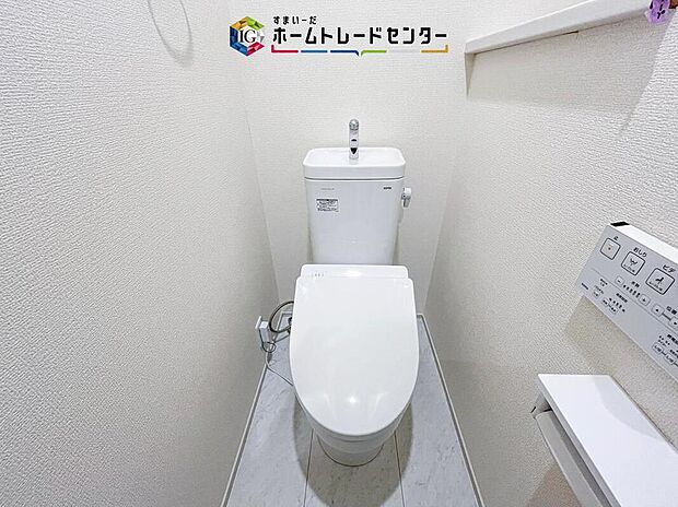 【【トイレ】】暖房機能の付いた便座は冬の寒い日にはあって良かったと本当に思います。もちろん快適で清潔なシャワー機能は標準で備えています。スペースも広くとっているので普段のお掃除もしやすいトイレスペースです。