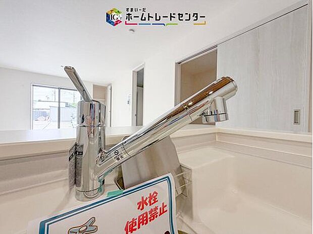 【【キッチン水栓】】片手で操作しやすいレバータイプの水栓を採用。調理中や洗い物の際も水量を調整しやすく、毎日のキッチン作業をスムーズに進められます。シンクまわりもすっきりした印象です。