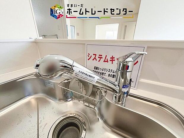 【【浄水器】】浄水カートリッジ内蔵で場所を取らずに見た目もスッキリ。ノズルはシャワーヘッドになっておりお掃除も楽々です。
