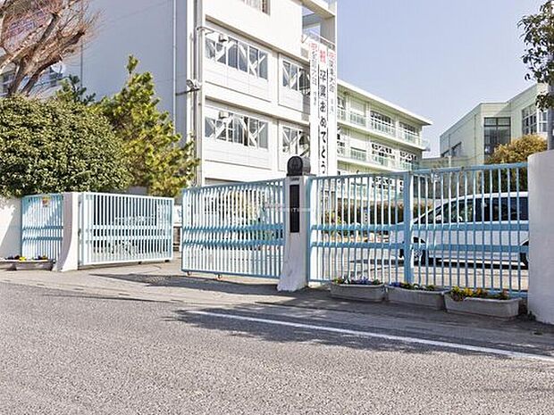 春日部市立春日部中学校（約3,100m）