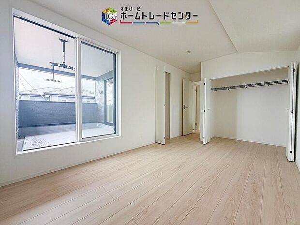 【リビング以外の居室】主寝室は7.2帖、お子様がまだ小さいご家庭なら2階のお部屋はここだけでいいかもしれません、もちろんクローゼットがついておりますので、荷物に悩まされることなく、好きに家具の配置ができます