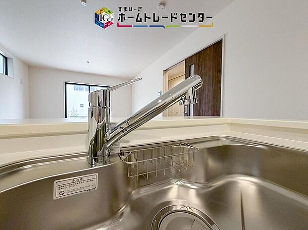 【【浄水器】】浄水カートリッジ内蔵で場所を取らずに見た目もスッキリ。ノズルはシャワーヘッドになっておりお掃除も楽々です。